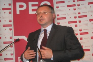 Le président du PSE incité à démissionner sur fond de manifestations